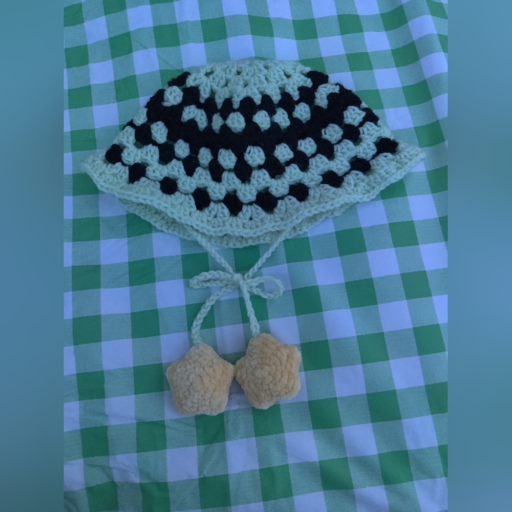 Crochet bucket hat with star ties